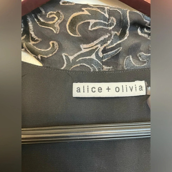 Alice + Olivia|| Striped Print V-Neck Sleeveless Blouse, Like New - Picture 4 of 6